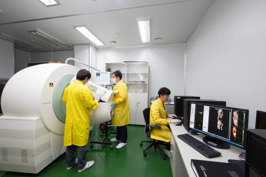 한국원자력연구원 첨단방사선연구소 내 'RI-Biomics 동물실험시설'모습으로, MRI, SPECT-CT, PET 등 다양한 영상연구장비를 갖추고 폭넓은 시험평가 서비스를 제공하고 있다.  원자력연 제공